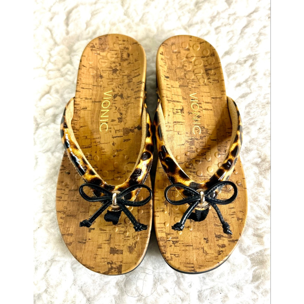 Vionic Cassie Rest thong sandals in leopard print with black bow women size 6